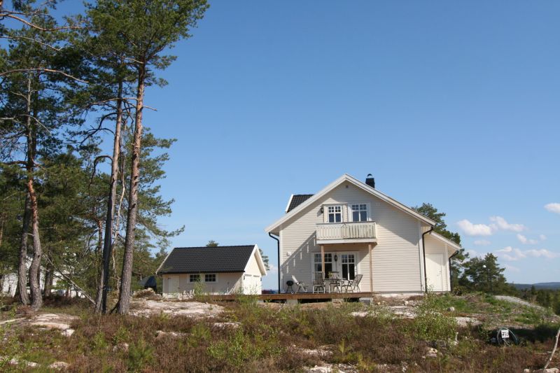 Seksjoner av delevegger løftes på plass