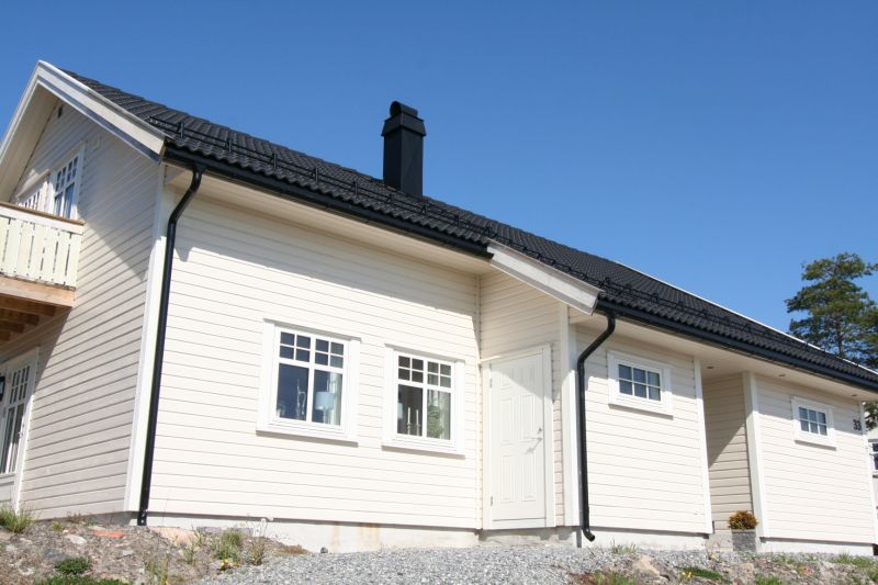 Seksjoner av delevegger løftes på plass